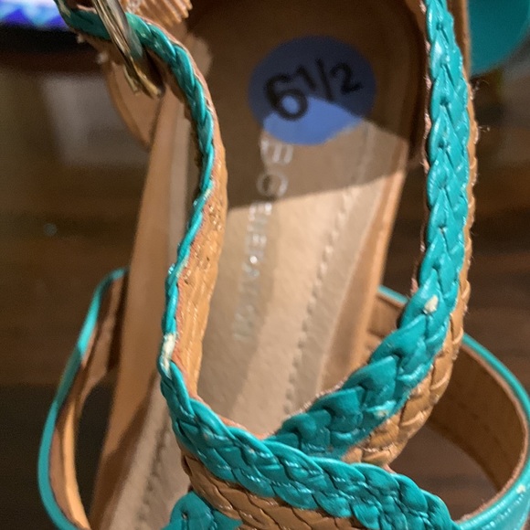 BCBG Platforms - Picture 4 of 4